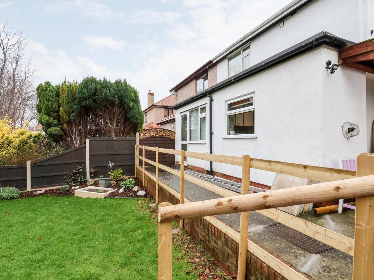 The Hollies Villa Prestatyn Exteriör bild